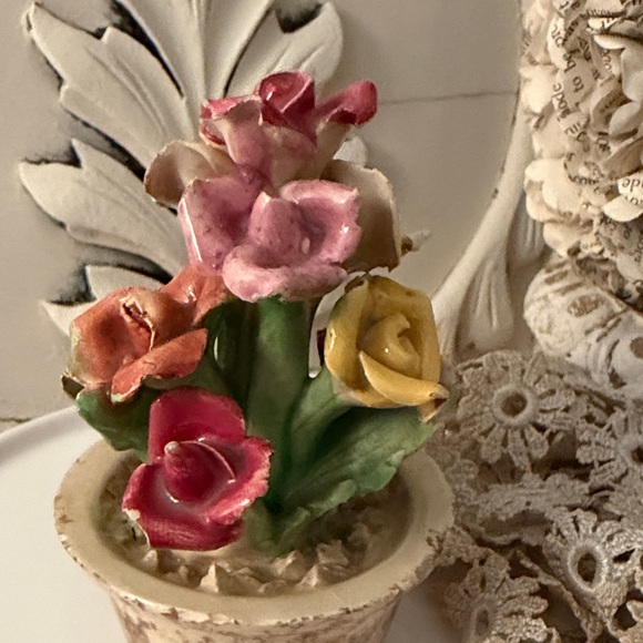 Majolica Mini Potted Roses - Picture 6 of 13